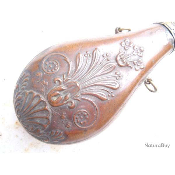 60) tr�s jolie poire poudre en laiton a d�cor  repouss�