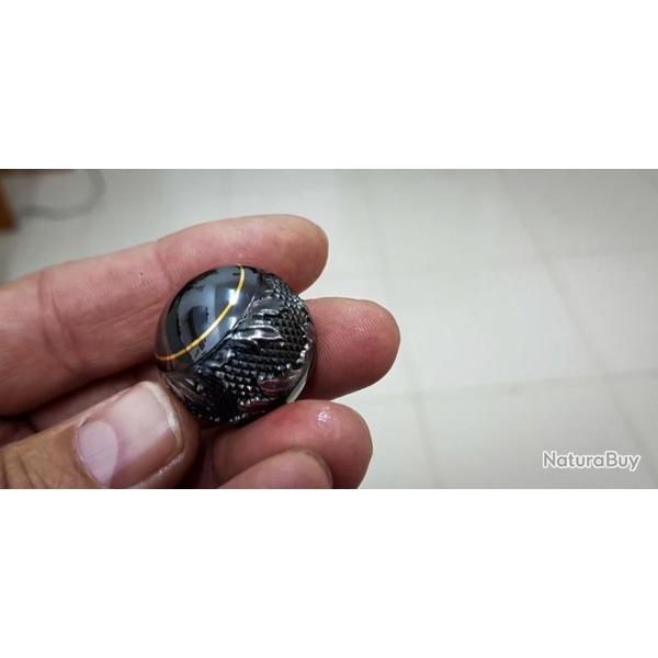 Boule en acier avec or et ornements