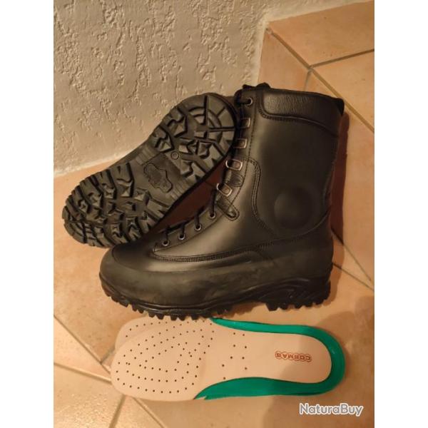 Chaussures combat / rangers cosmas commando GTX  / arm�e t42