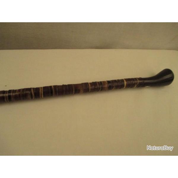 canne de d�fense  en rondelles de corne de diff�rentes couleurs 85 cm le pommeau est en corne  brune