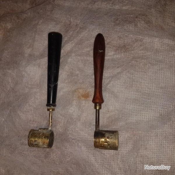 deux dosettes poudre et plomb. Fonctionnelle.