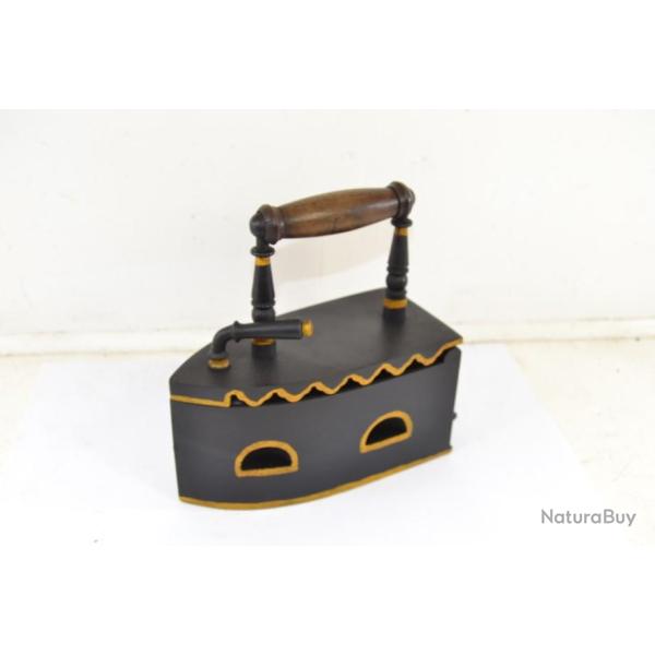 Fer a repasser ancien � braises Camion Fr�res Vivier au Court (Ardennes)