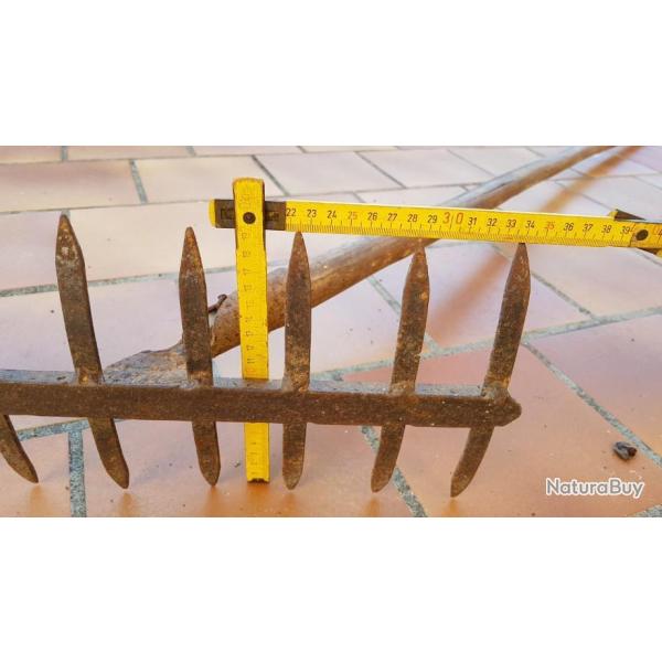 RATEAU ANCIEN TRES SOLIDE EN ACIER  SANS LE MANCHE 2 FOIS 8 DENTS