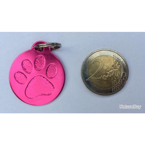 MEDAILLE Grav�e chien rose fonc� 32 mm "patte" en relief alu grand mod�le personnalisation offerte