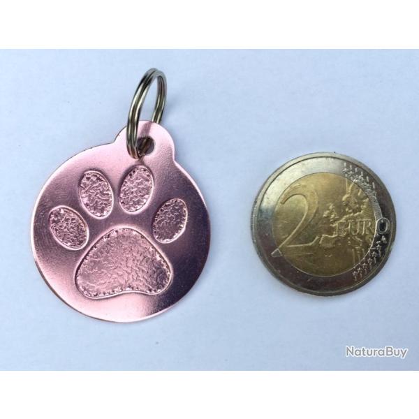 MEDAILLE Grav�e chien rose 32 mm "patte" en relief alu grand mod�le personnalisation offerte
