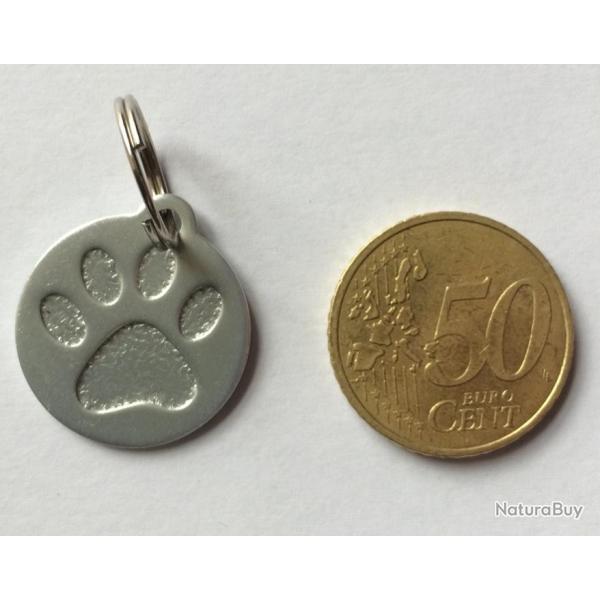 MEDAILLE Grav�e chien moyen argent� 25 mm "patte" en relief alu personnalisation offerte