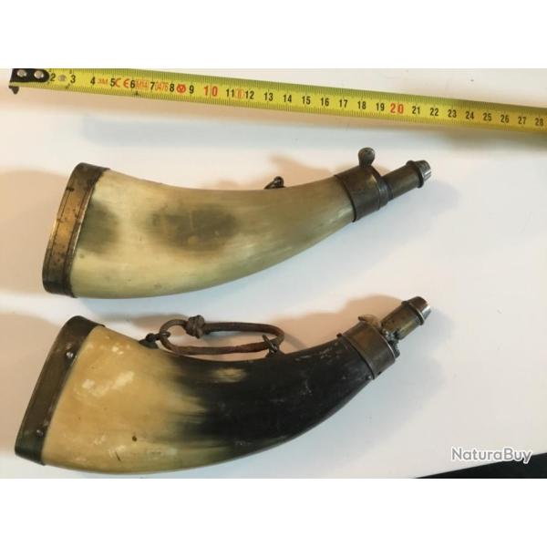 lot de 2 poires � poudre incompl�tes.