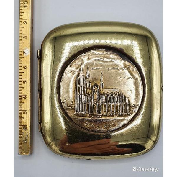 Etui � cigarettes cuivre d�cor�.