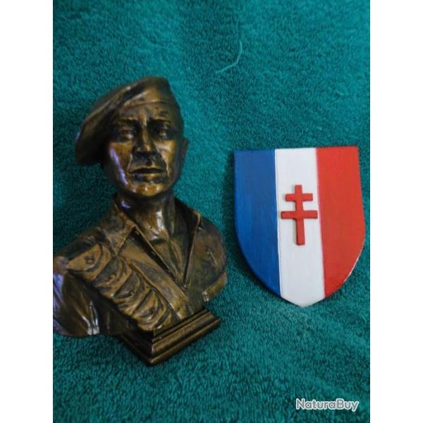 Buste de r�sistant avec le blason