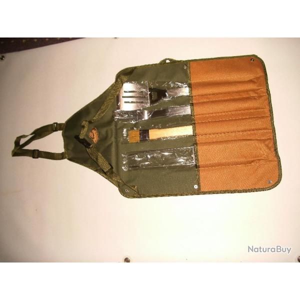 TABLIER ET RANGEMENT AVEC 4 OUTILS BBQ