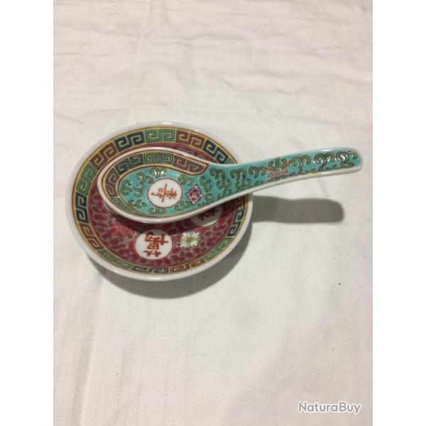 Petit plat traditionnel chinois et cuill�re � soupe