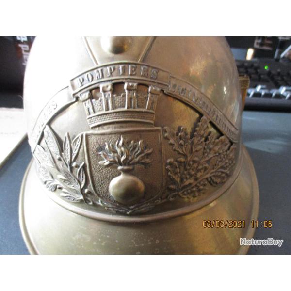 un casque de pompier en cuivre du nord