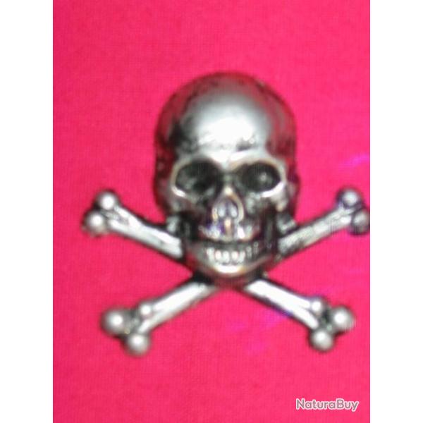 Insigne t�te de mort os croiz�s acier