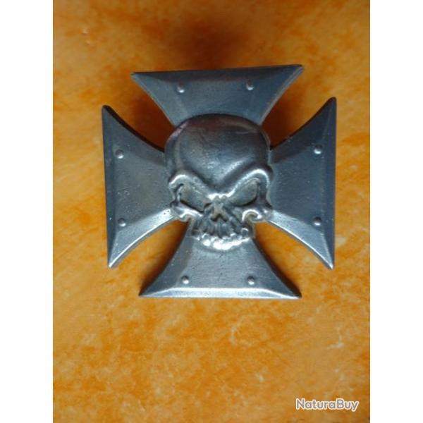 Insigne t�te de mort sur croix Malt