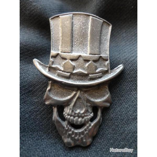 Pin's t�te de mort avec fixation par pin's