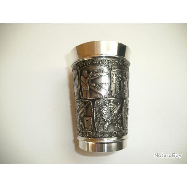 GOBELET ETAIN MOTIF TIRS SPORTIFS