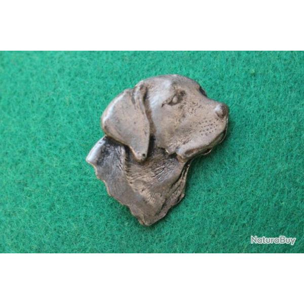 Pin's repr�sentant un chien ( A identifier la race )