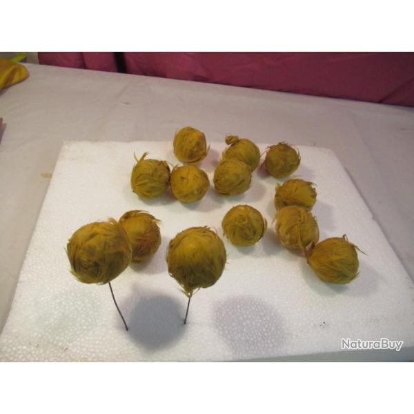 Important. Lot de boulle coiffure militaire  recouvert  de plume jaune. Utiliser pour  casque .