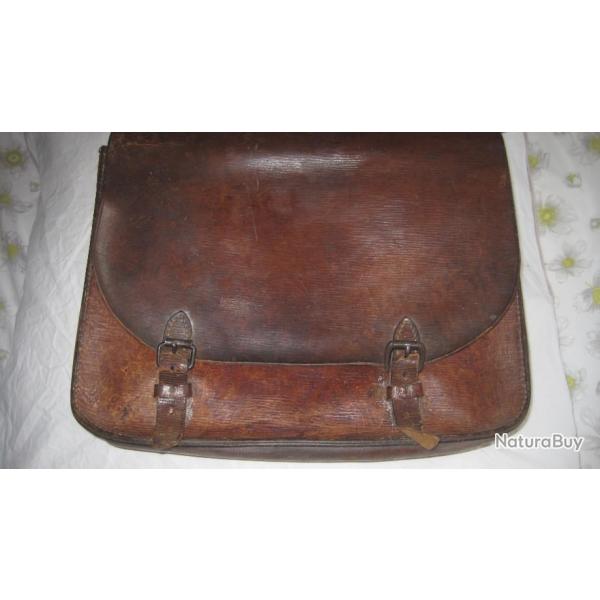 Sympathique ancienne sacoche en  vrai cuir