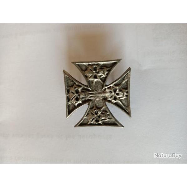 Pin's croix de malte avec t�te de mort