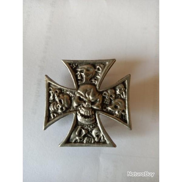 Pin's  t�te de mort sur croix de Malte