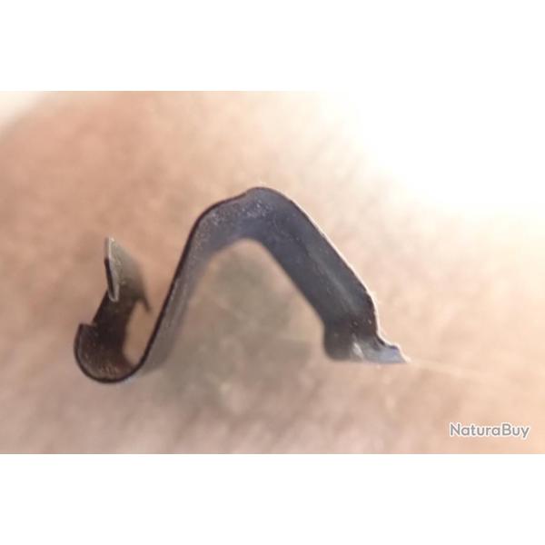 Lame ressort ? Agrafe ? A identifier