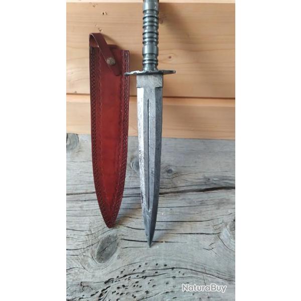 �p�e courte en Damas Construction monobloc en Damas Etui en Cuir