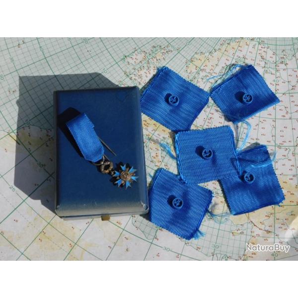 ORDRE DU MERITE : ANCIENNE CROIX REDUCTION DE CHEVALIER - ARGENT +  COFFRET + 5 RUBANS OFFICIER