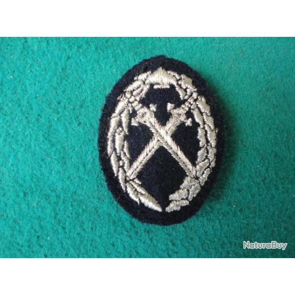 Insigne tissus �p�es crois�es.