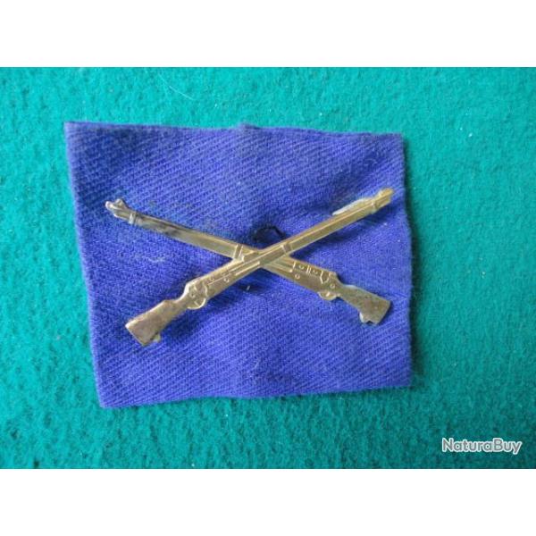 Insigne passant d'�paulette fusils crois�s.