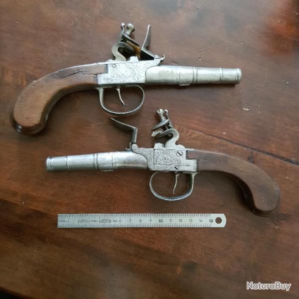 Paire de pistolets � silex ANGLAIS sign�s LONDON 18ieme siecle 21cm environ