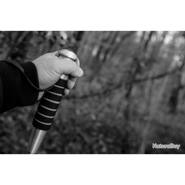 B�ton de marche, canne de randonn�e �quip�e de: Pince � tique, pince � �piler et aspi venin