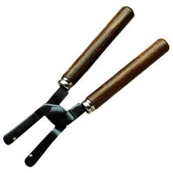 Pince &agrave; manche en bois pour moule acier