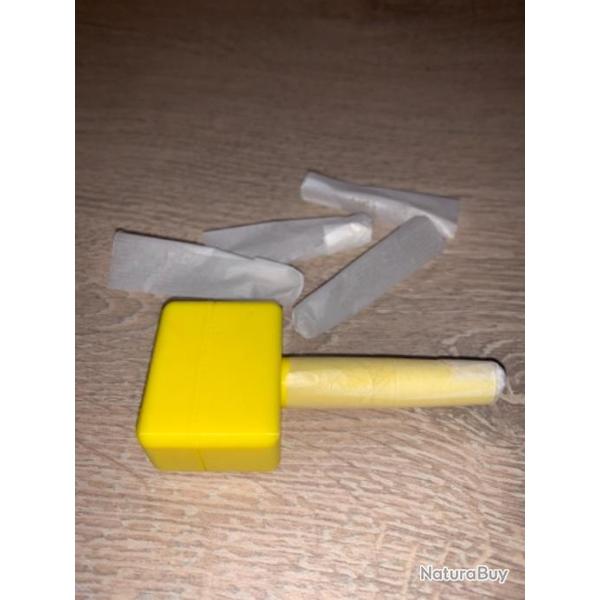 Mandrin jaune pour confectionner les �tuis en papier combustible des armes � percussion en 44