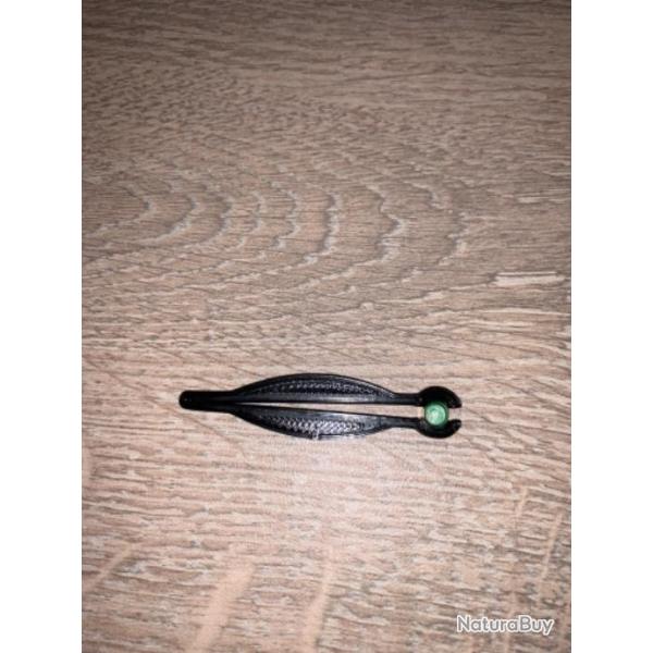 Petite pince noir pour positionner les amorces sur les revolvers � poudre noire remington etc