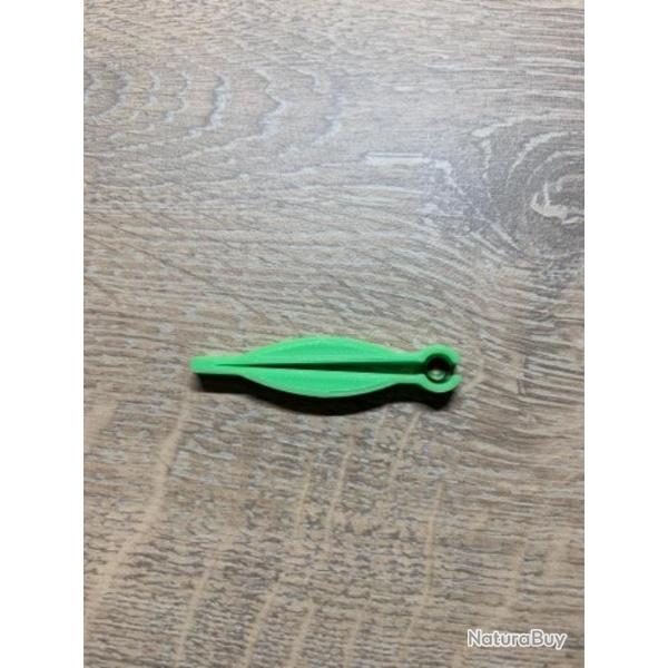 Petite pince verte clair pour positionner les amorces sur les revolvers � poudre noire