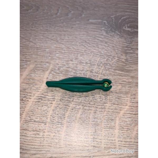 Petite pince verte fonc� pour positionner les amorces sur les revolvers � poudre noire remington