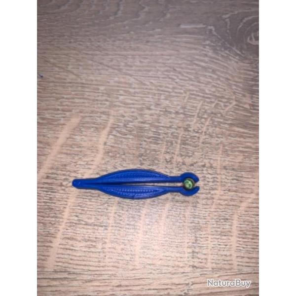 Petite pince bleu pour positionner les amorces sur les revolvers � poudre noire remington etc...