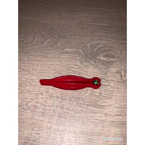 Petite pince rouge pour positionner les amorces sur les revolvers � poudre noire remington etc