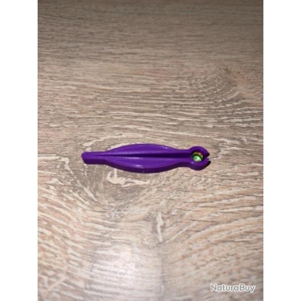 Petite pince violette pour positionner les amorces sur les revolvers � poudre noire remington etc