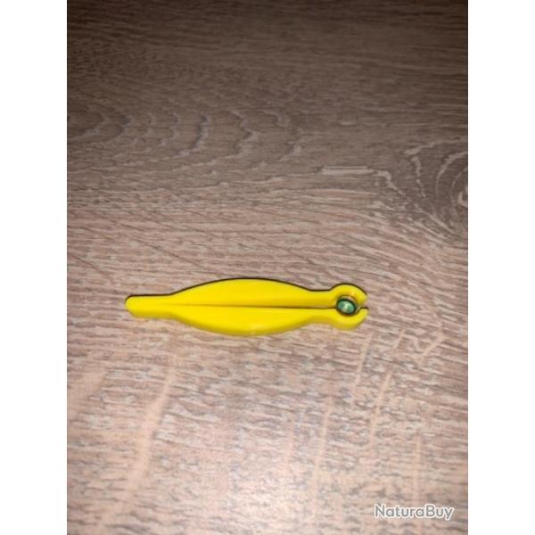 Petite pince jaune pour positionner les amorces sur les revolvers � poudre noire remington etc