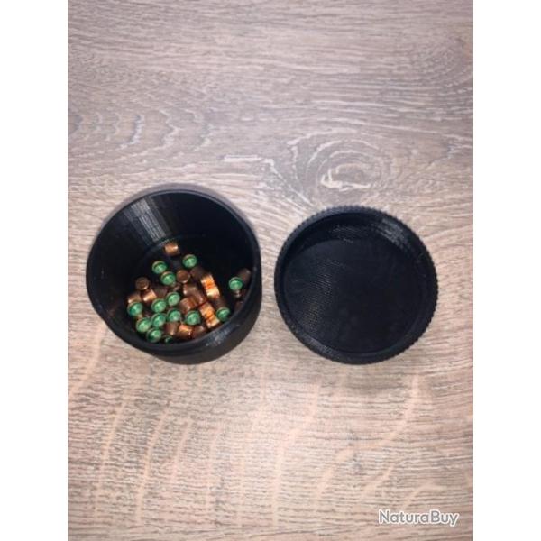 Boite avec fermeture � visser noir pour ranger les amorces des armes � poudre noire 1075 et 209.