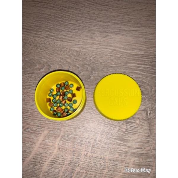 Boite avec fermeture � visser jaune pour ranger les amorces des armes � poudre noire 1075 et 209