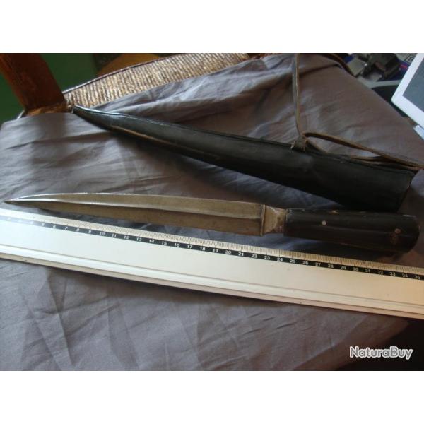 couteau ou poignard droit �poque et provenance inconnue