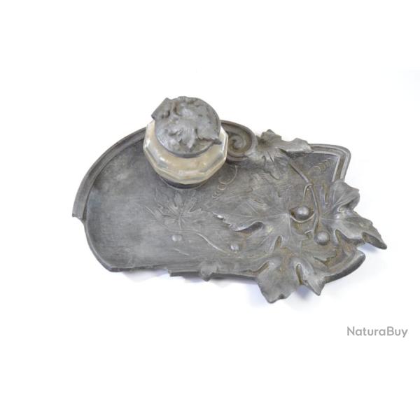 Ancien encrier en �tain avec r�servoir en verre, d�cor floral style art nouveau. A restaurer