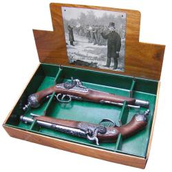 R&eacute;plique d&eacute;corative Denix d'une paire de pistolets de duel Italien &agrave; poudre noire