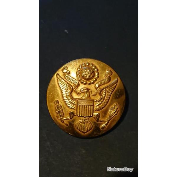 WW2 US Army - Insigne de casquette sous-officier plastique.