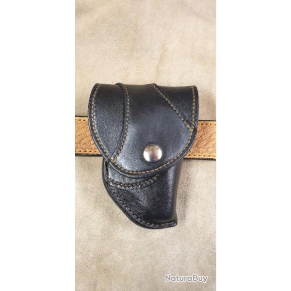 Holster en cuir doubl� 6.35mm de ceinture noir droitier