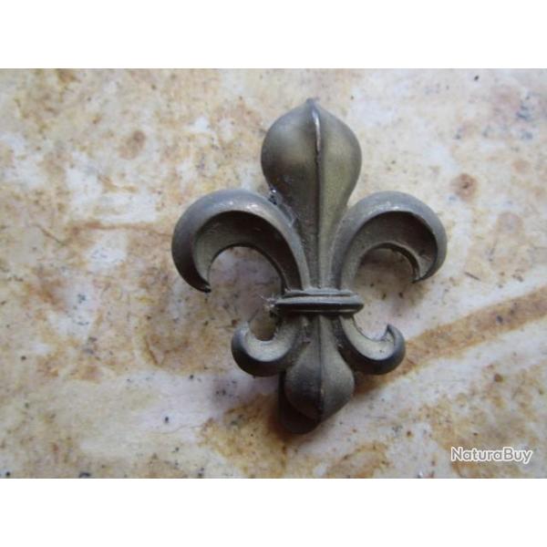cap badge Manchester regiment  Britannique Anglais  ww1 ww2 premi�re seconde guerre fleur de lys
