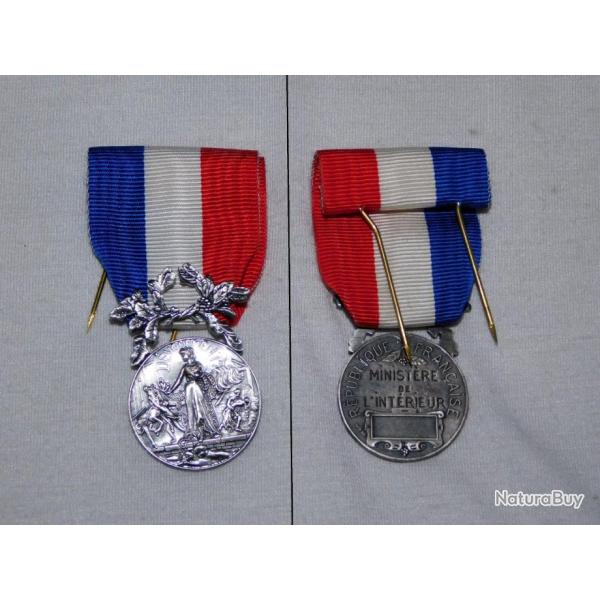 MEDAILLE COURAGE ET DEVOUEMENT - MINISTERE DE L'INTERIEUR    ...  tat 100% neuf